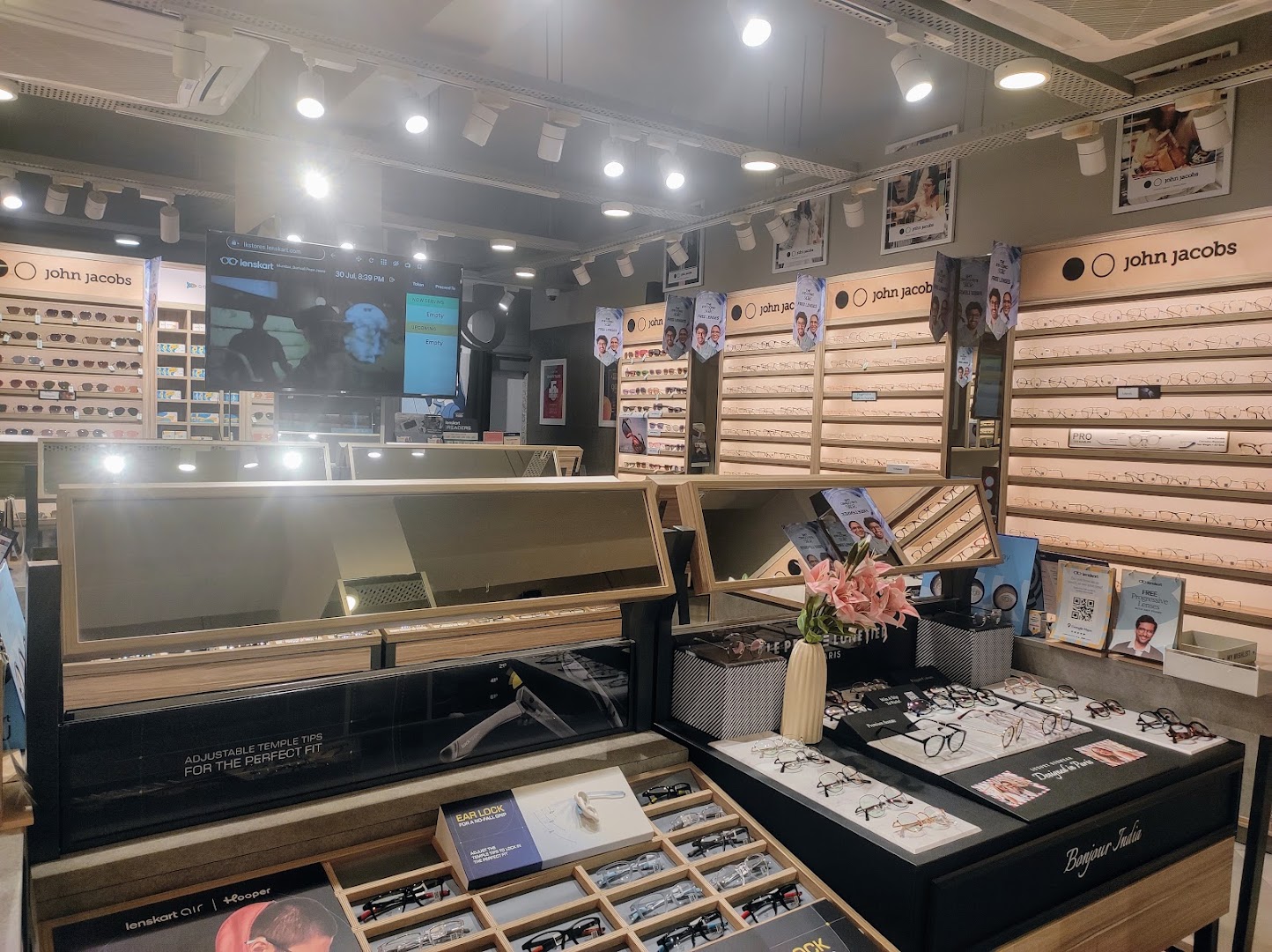 Lenskart.com Flagship Store at Borivali, Mumbai (First Lens Replacement Free)